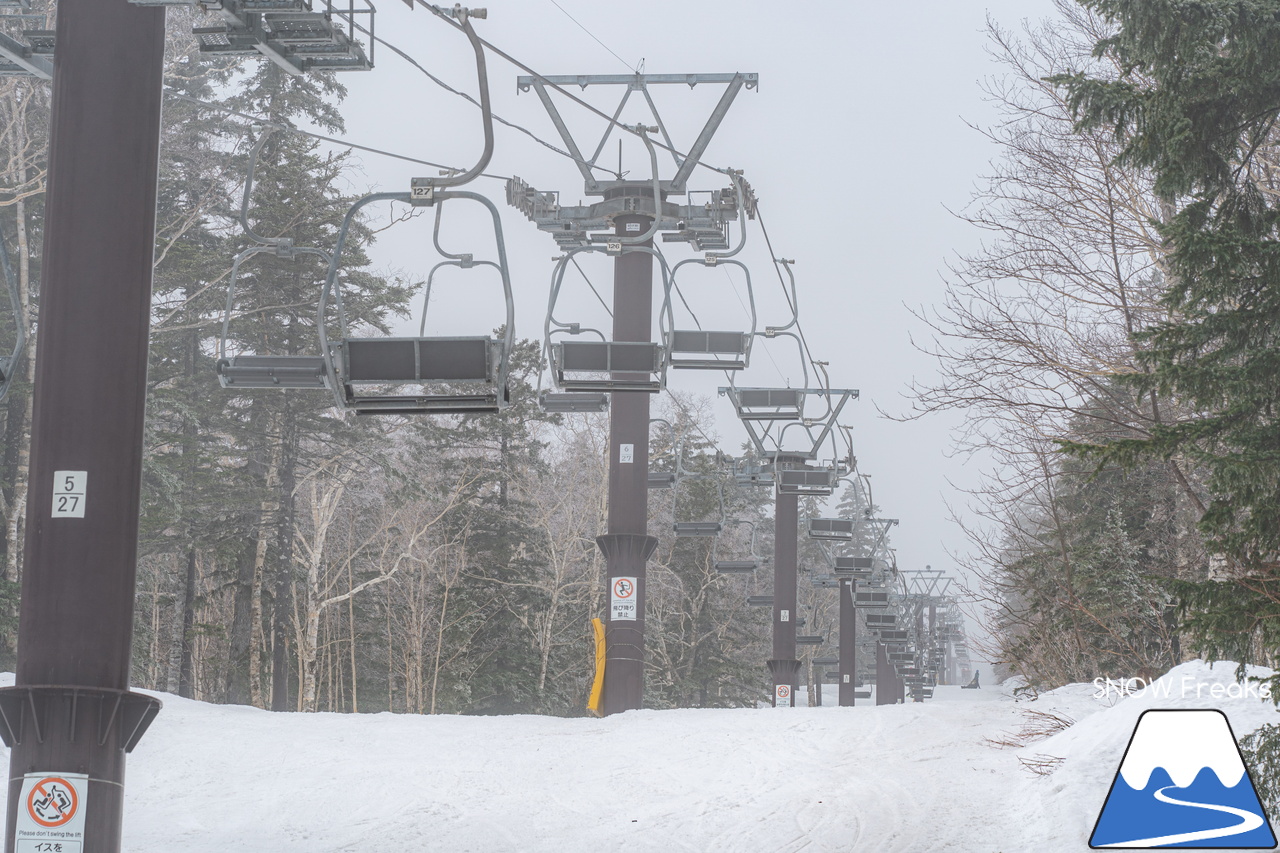大雪山層雲峡・黒岳ロープウェイスキー場｜真っ白な『霧』に包まれた雲上のゲレンデ。春スキー＆スノーボードを楽しむなら、今がおススメです(^^)v